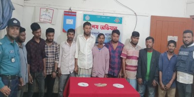 বাসের ভেতর জুয়ার আসর, আটক ১০